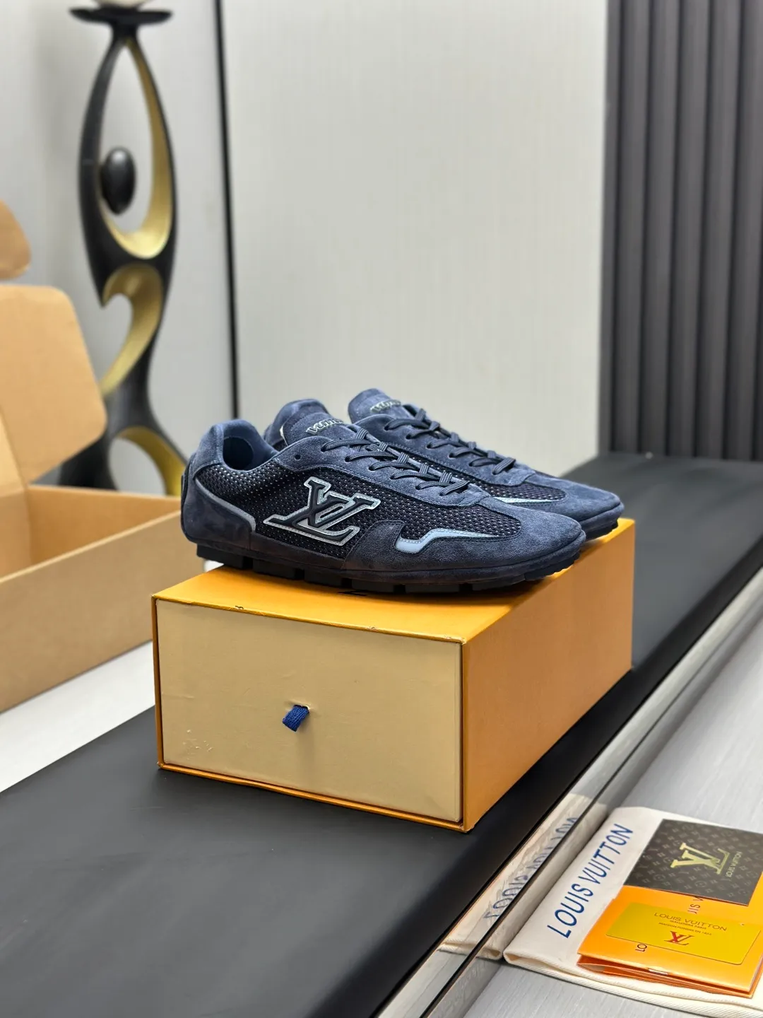 👟👟Ex-factory price 680👟👟 (Top version fully packaged) LV Louis Vuitton L Family Donkey Brand Latest Rally Series Mesh Casual Sports Shoes Doudou Shoes Original purchase, development and production This LV Rally sports shoe is made of suede cow leather and mesh fabric, and a rubber pad outsole is incorporated into the driving shoe configuration, making it a modern choice that is both comfortable and light. The LV letters on the side, the handwritten Louis Vuitton logo on the rear, and the Vuitton logo on the tongue and outsole jointly brand the brand mark. Exquisite packaging at the delivery counter🛍📦 ▪️Fabric: Original customized imported mesh + cowhide ▪️Inner lining: Original customized breathable mesh lining ▪️Outsole: Original molded anti-slip rubber material ▪️Sole thickness: 2CM ▪️Size: Men's 39-45